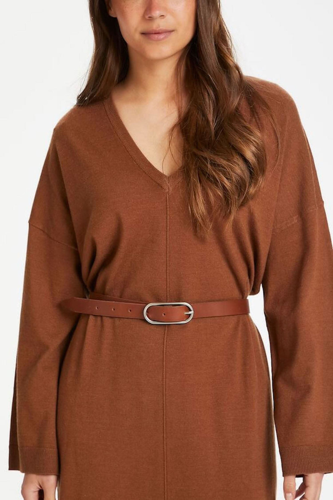 Ceinture Erleta en cuir brun portée par une femme dans une robe décontractée, style élégant et féminin.