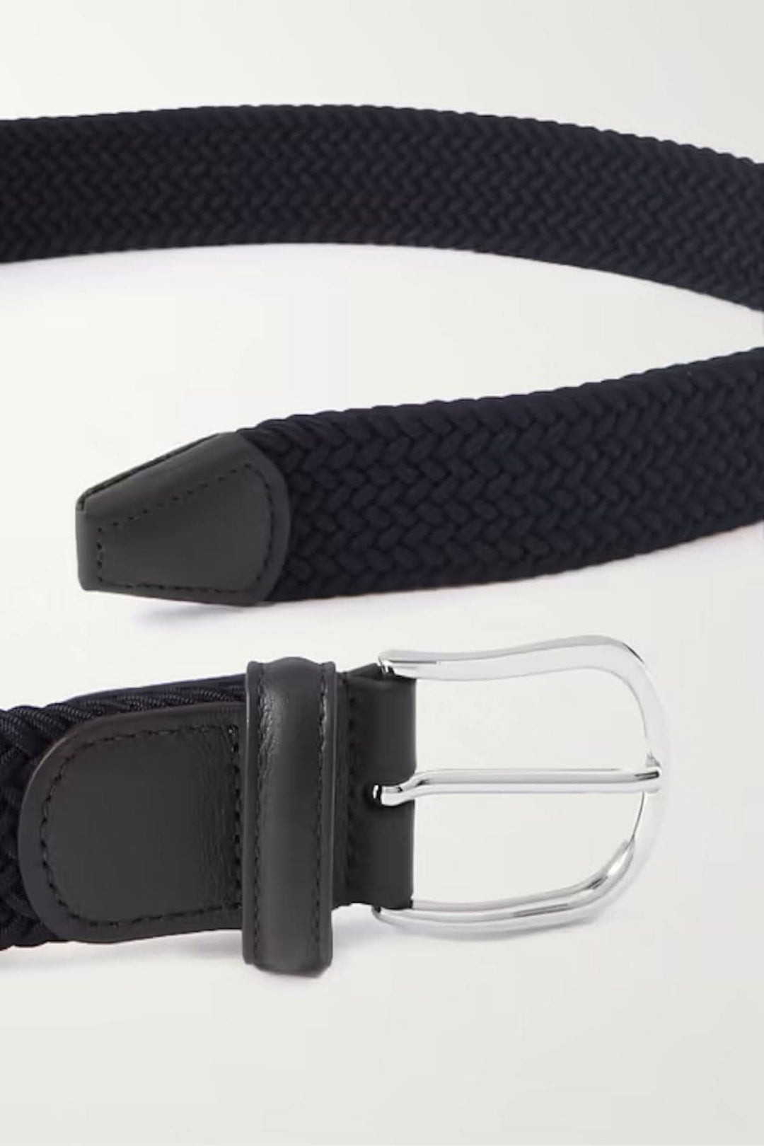 Ceinture extensible en tissu noir avec une boucle incurvée et détails en cuir, stylée et durable.