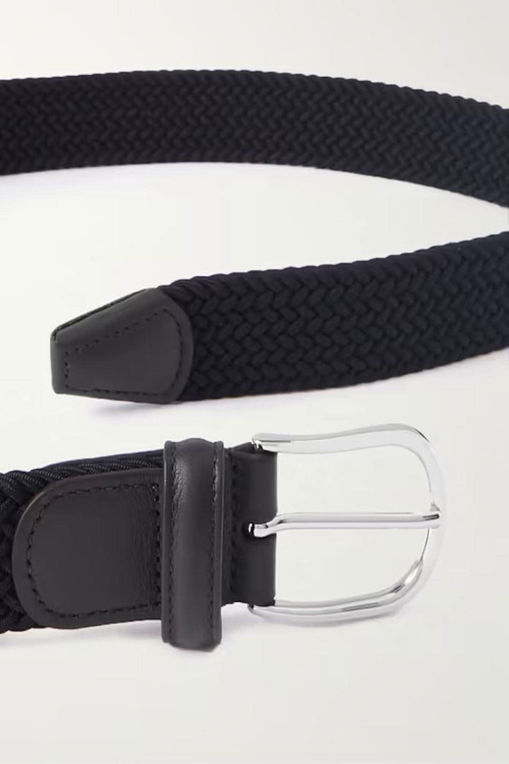 Ceinture extensible en tissu noir avec une boucle incurvée et détails en cuir, stylée et durable.