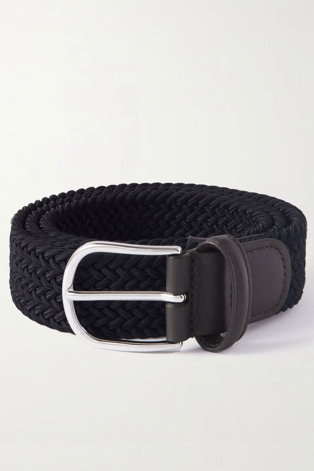 Ceinture extensible en tissu noir avec boucle incurvée en argent et détails en cuir.