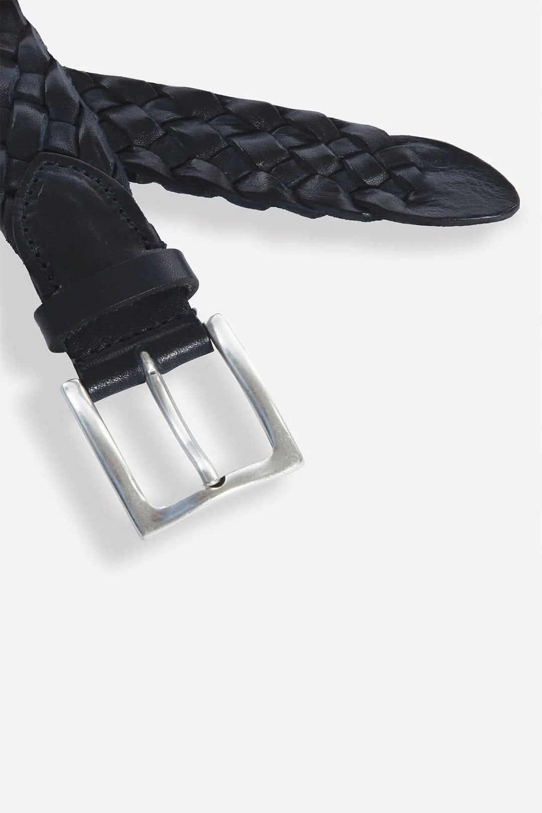 Ceinture tressée en cuir noir avec boucle en nickel, aspect élégant et sophistiqué.