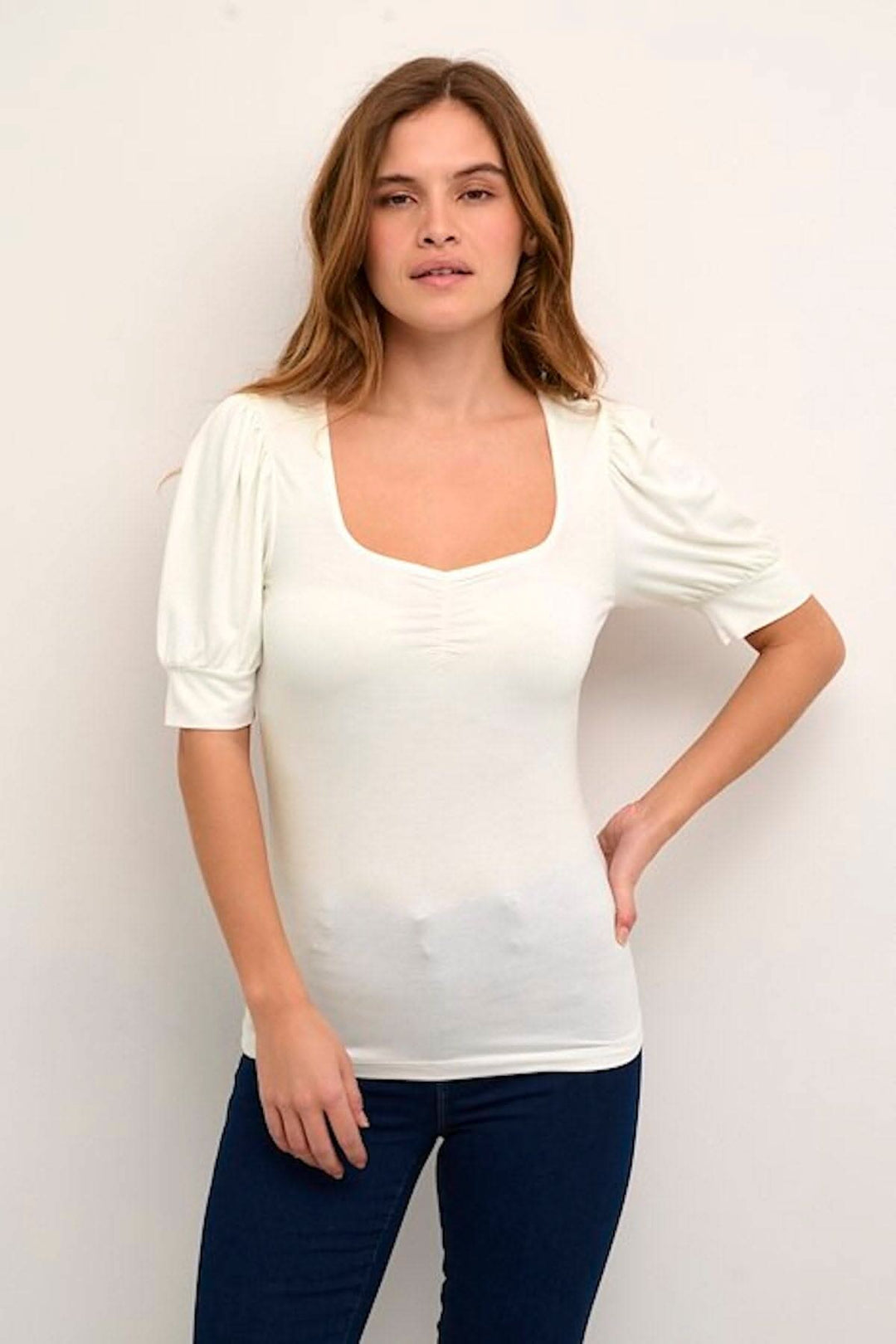 Chandail Silvi à manches courtes, encolure carrée, coupe ajustée, porté avec un jean, coloris blanc.