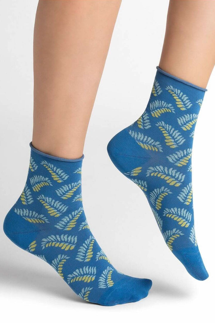 Chaussettes courtes bleues avec motif palmes pour femme, confortables et douces au toucher.