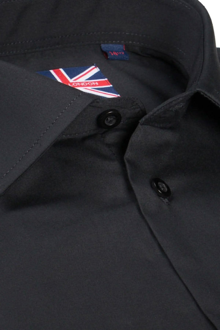 Chemise habillée noire avec col évasé et boutons, fabriquée en polyester et coton, idéale pour un style quotidien.