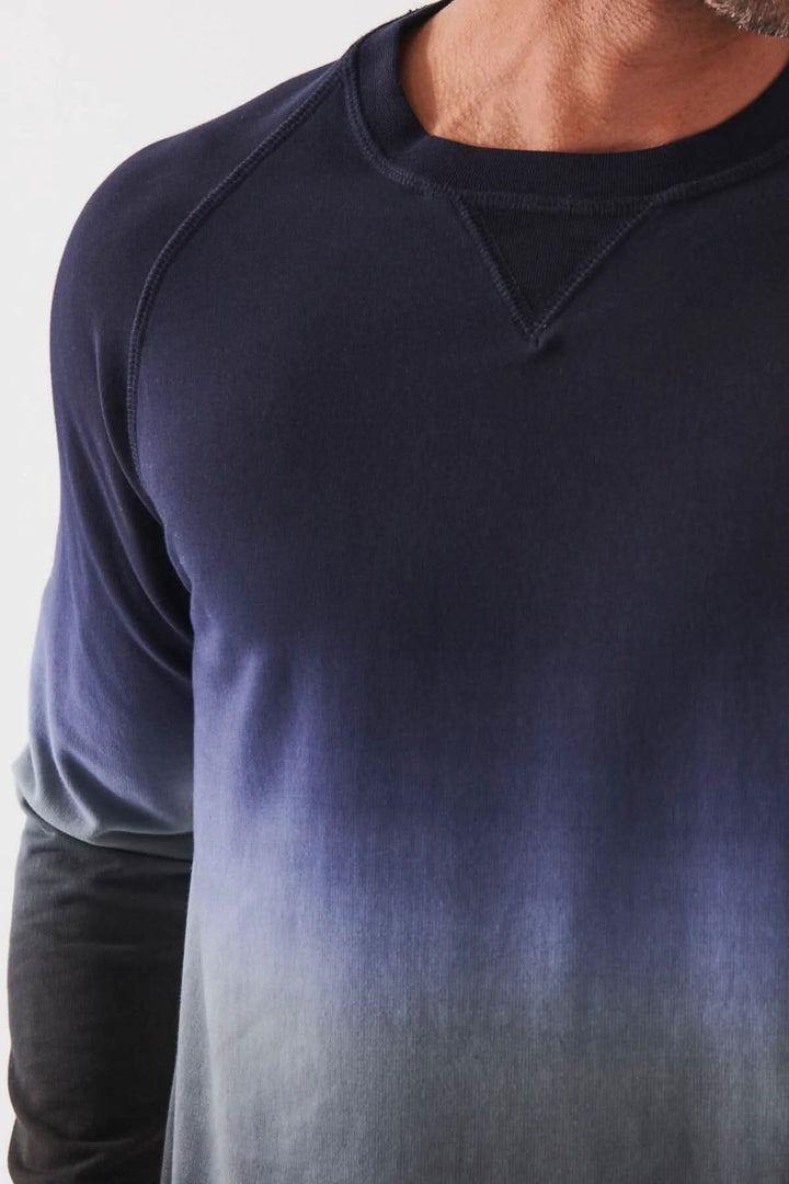 Col rond en coton dégradé bleu, coupe décontractée, parfait à associer avec des jeans.