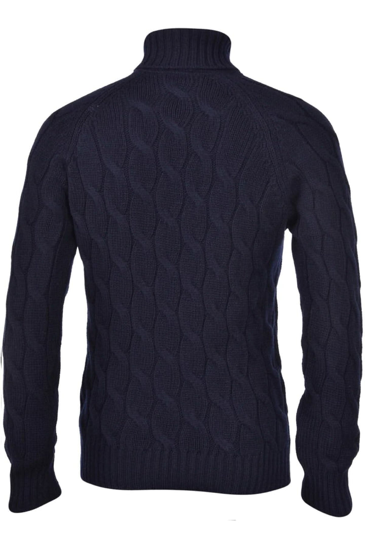 Pull en laine bleu à col roulé, vue arrière, avec un motif torsadé.
