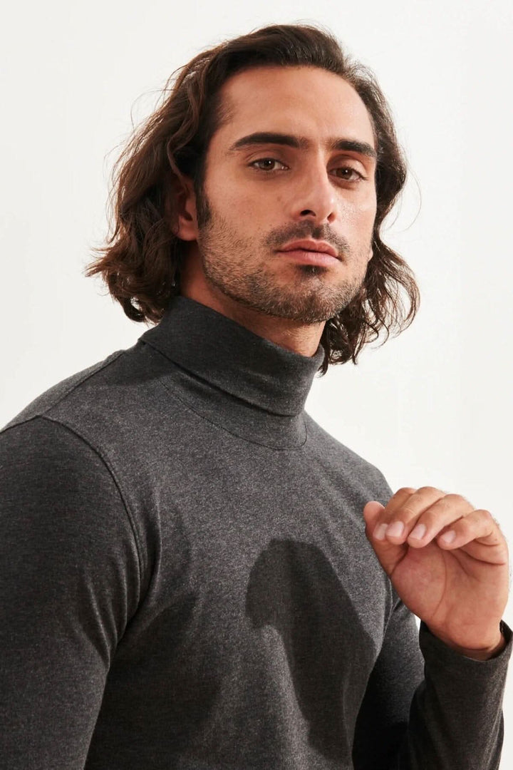 Homme portant un col roulé en coton pima stretch, épais, avec une coupe élégante et confortable.