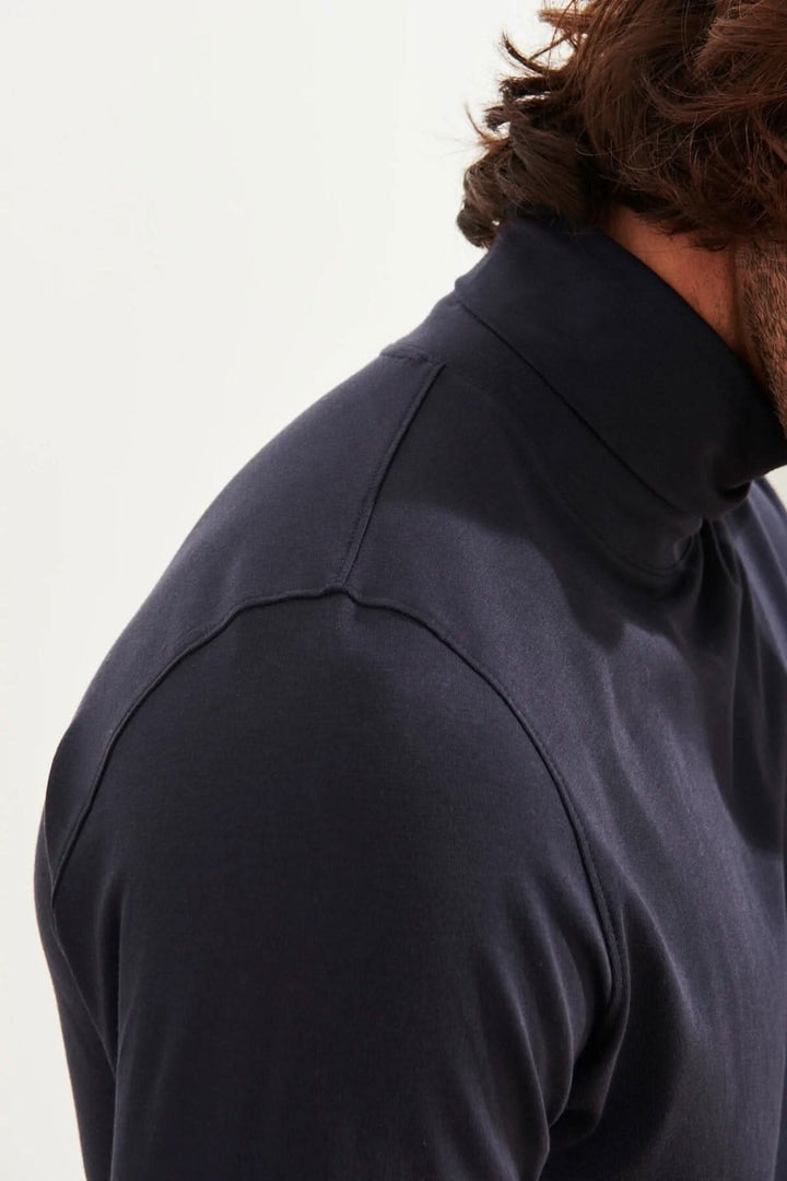Col roulé stretch en coton pima, tissu extensible, coupe confortable et luxueuse en noir.