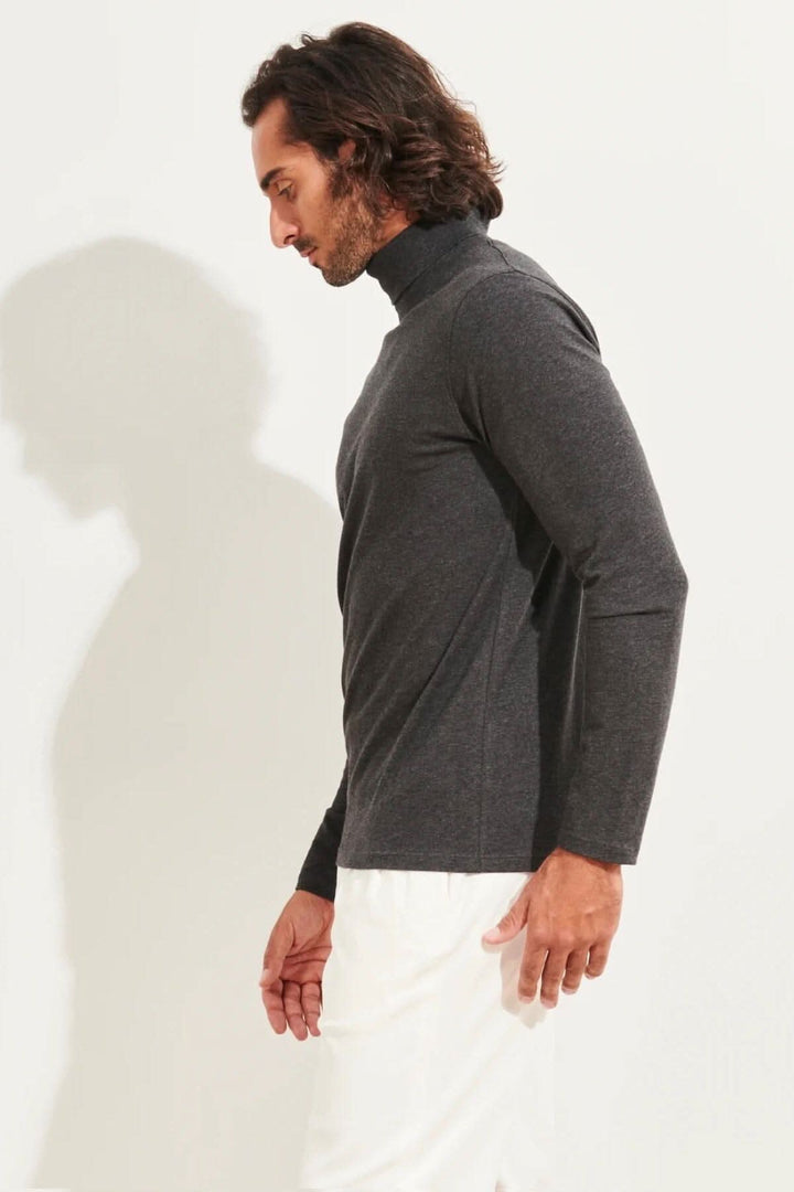 Col roulé stretch en coton pima, vêtement ajusté et confortable pour une superposition élégante.
