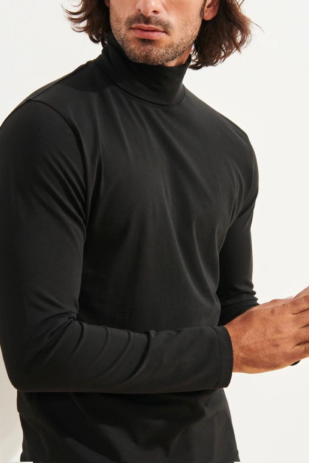 Col roulé stretch en coton pima noir pour homme, élégant et confortable, parfait pour les superpositions.