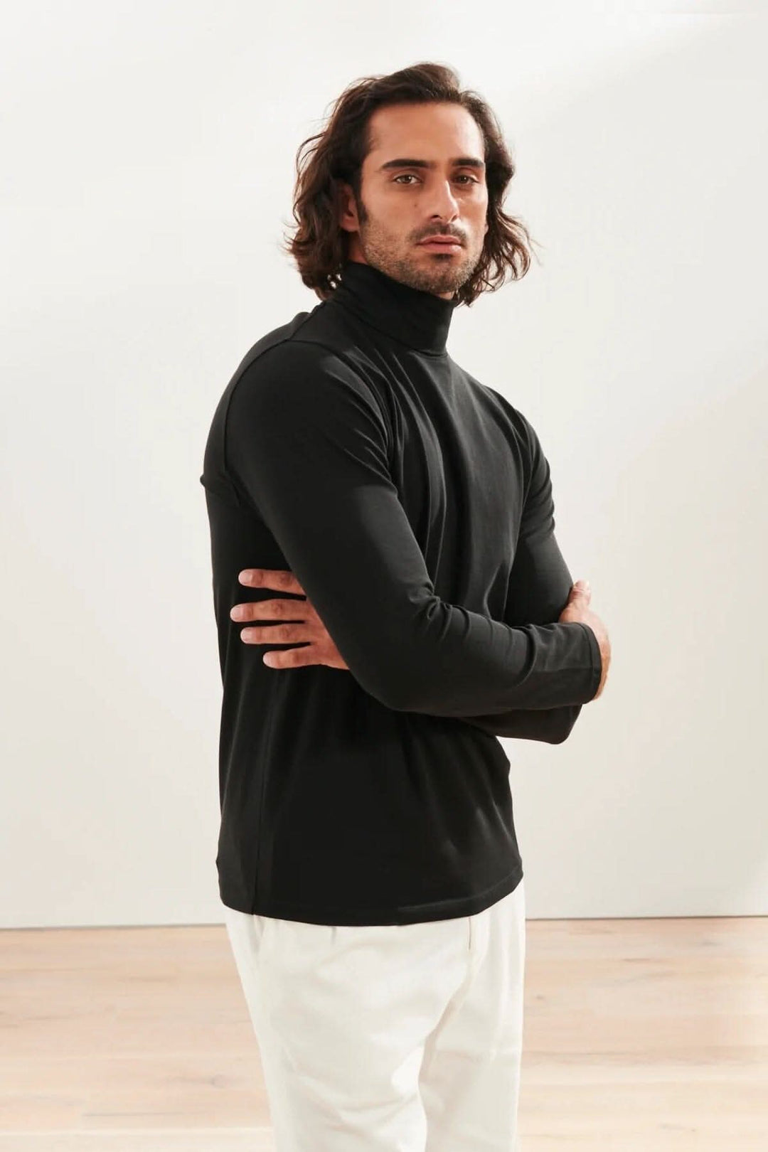 Col roulé stretch en coton pima pour homme, confortable et élégant, porté avec un style moderne.