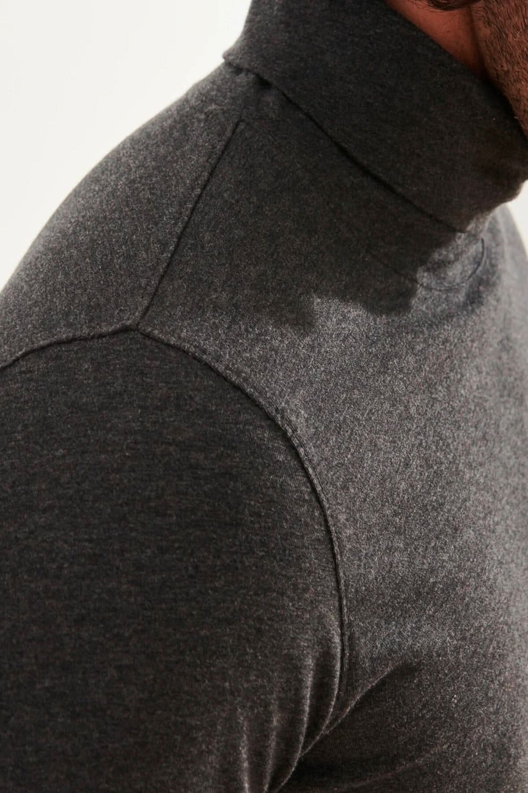 Col roulé stretch en coton pima, tissu luxueux gris, conçu pour le confort et la polyvalence.