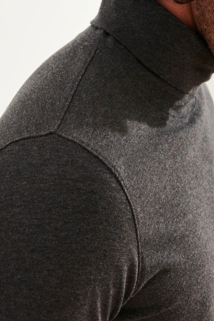 Col roulé stretch en coton pima, tissu luxueux gris, conçu pour le confort et la polyvalence.