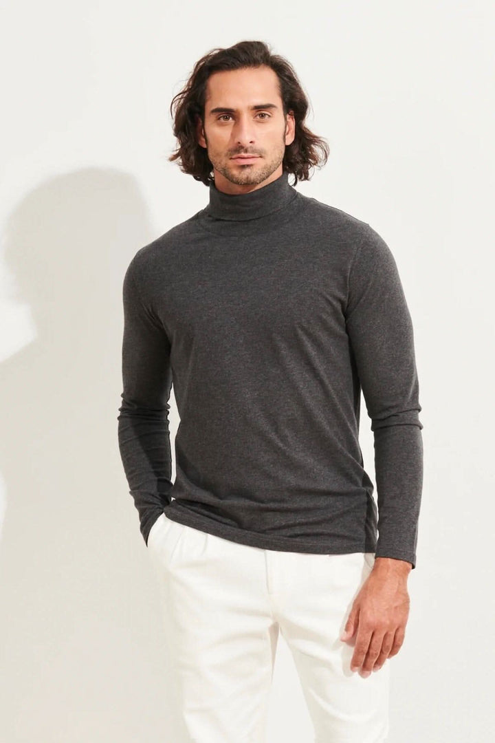 Homme portant un col roulé stretch en coton pima, couleur gris foncé, sur fond neutre.