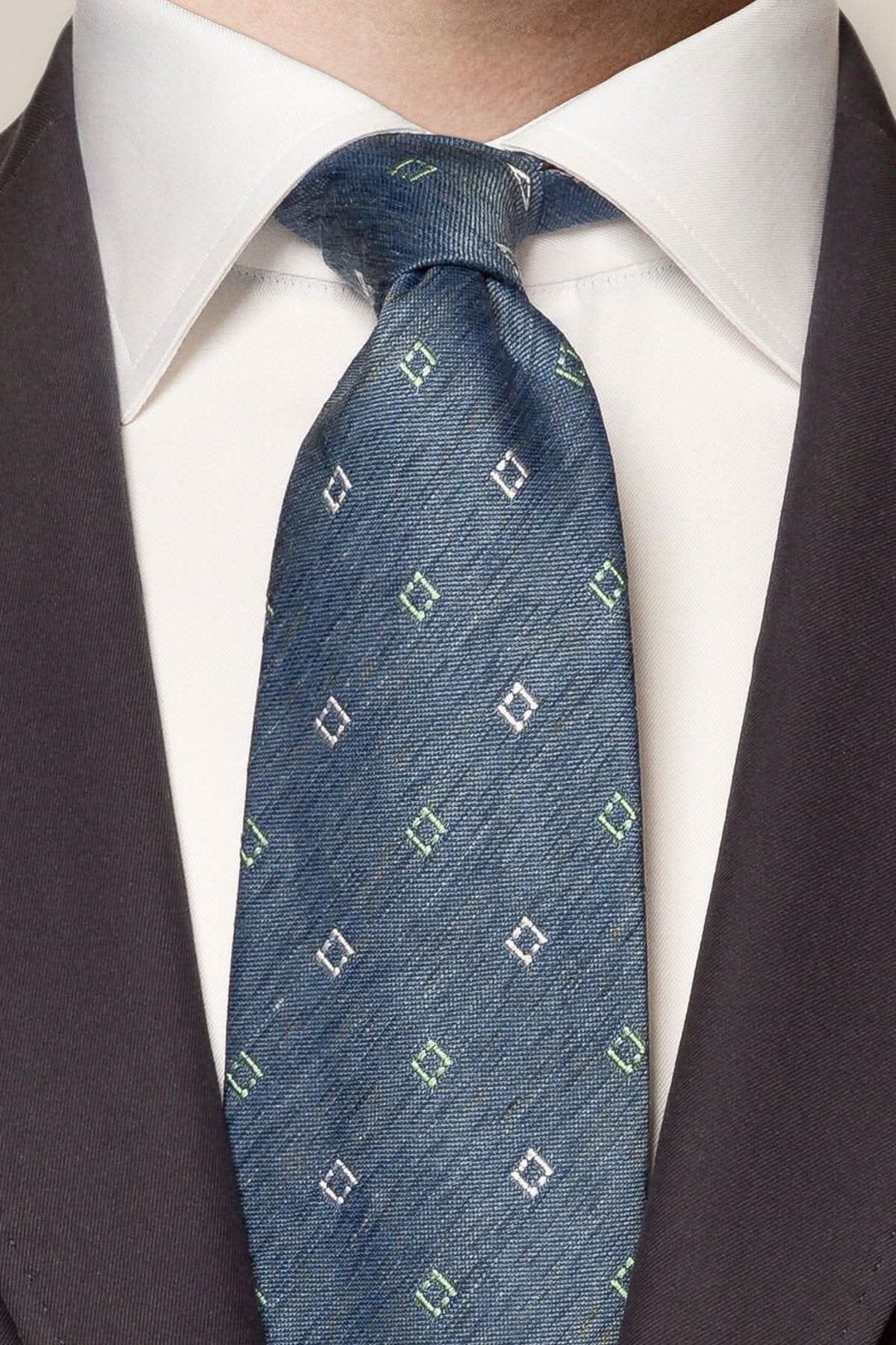 Cravate en soie et lin, motifs géométriques, bleu denim, parfaite pour affaires et soirées romantiques.