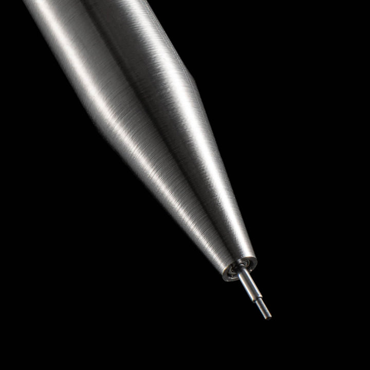Détail du crayon Modern Fuel en métal, conçu sans pièces plastiques, avec finition parfaite.