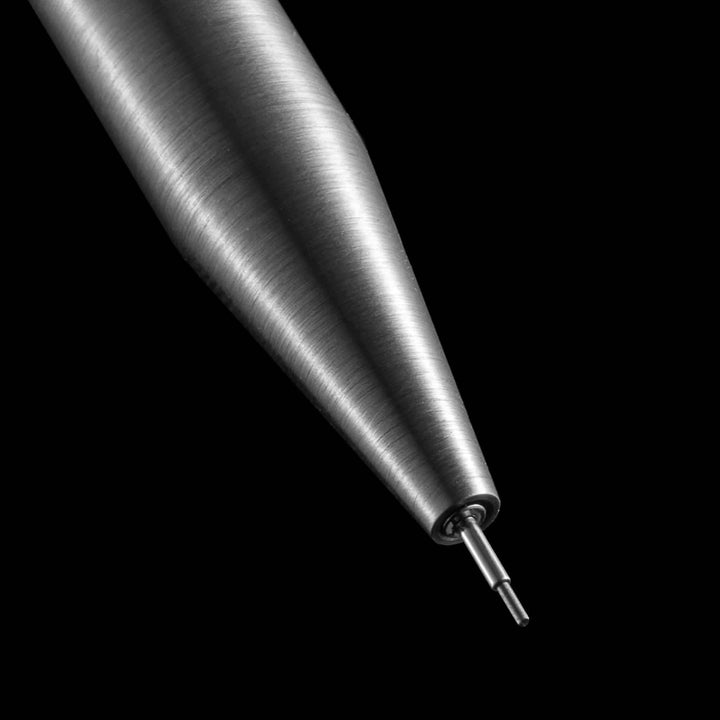 Gros plan sur un crayon Modern Fuel en métal, illustrant son design élégant et l&