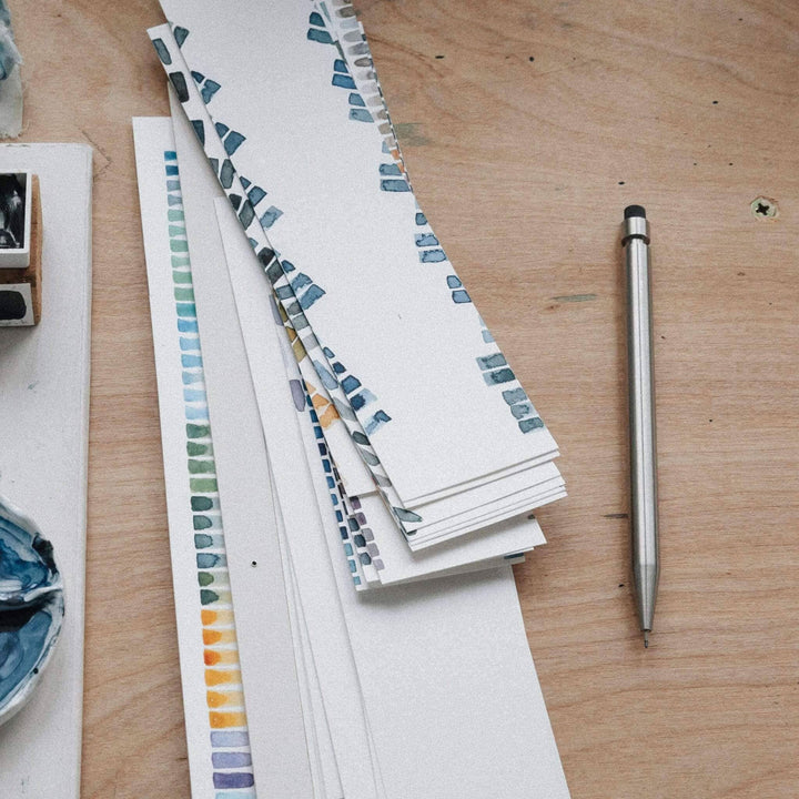 Ensemble de nuanciers aquarelle et crayon Modern Fuel sur une surface en bois.