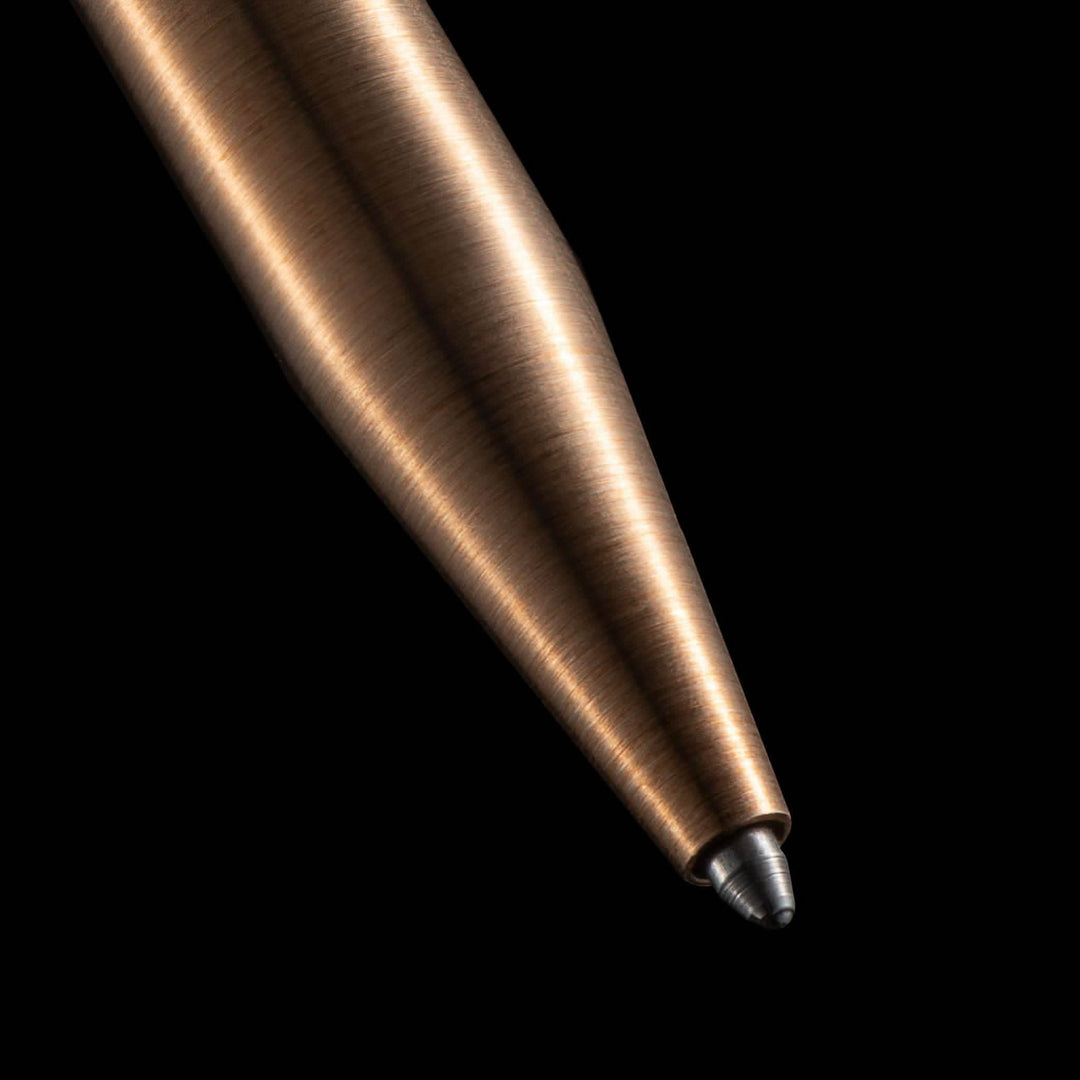 Détail du crayon Modern Fuel en métal, design élégant et ingénierie sans pièces plastiques.