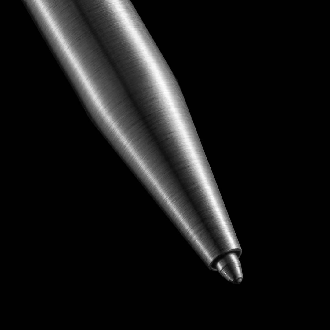 Détail du crayon Modern Fuel en métal solide, sans plastique, avec une finition impeccable.