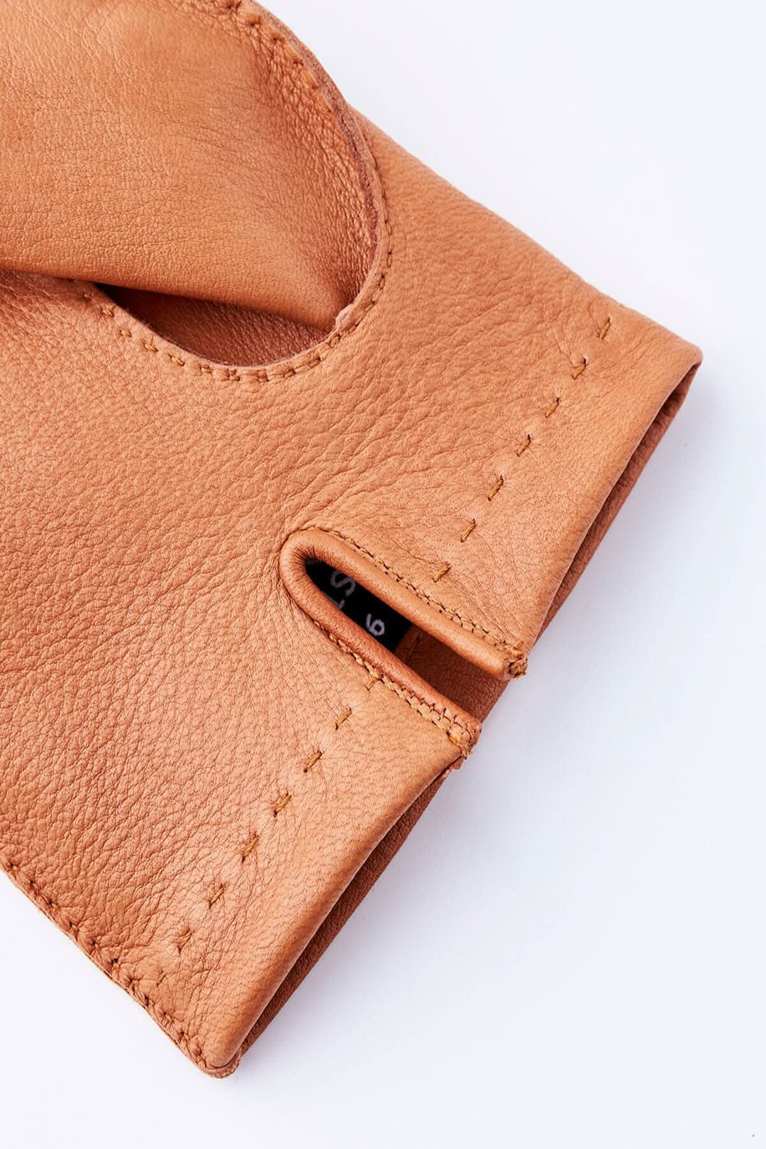 Gant de conduite en cuir camel, finition soignée, élégant et saisonnier, parfait pour l'automne.