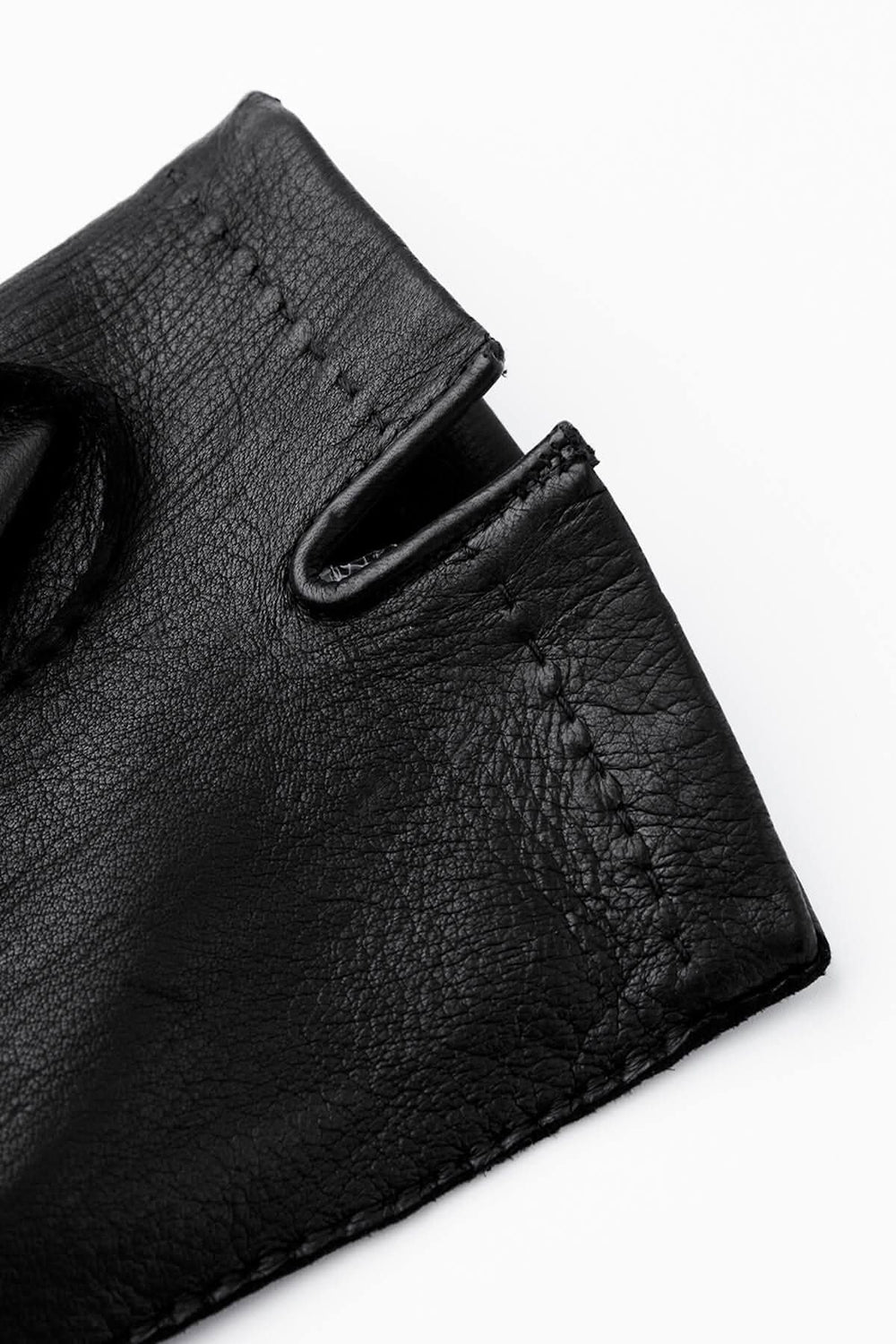 Gant de conduite noir en cuir souple, détails de couture élégants et design classique pour l'automne.