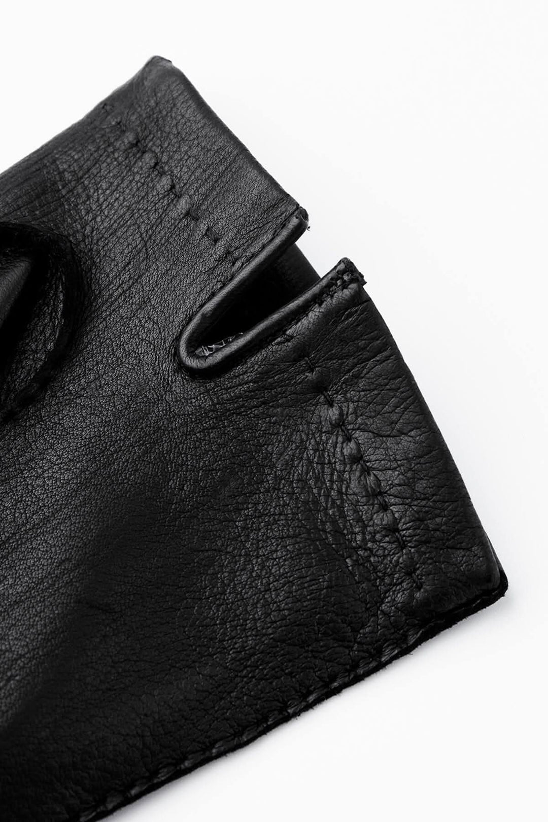 Gant de conduite noir en cuir souple, détails de couture élégants et design classique pour l'automne.