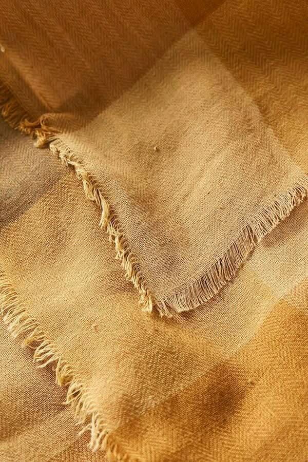 Foulard Bjarta en coton, rectangulaire, coloris jaune, texture douce, style moderne et élégant.