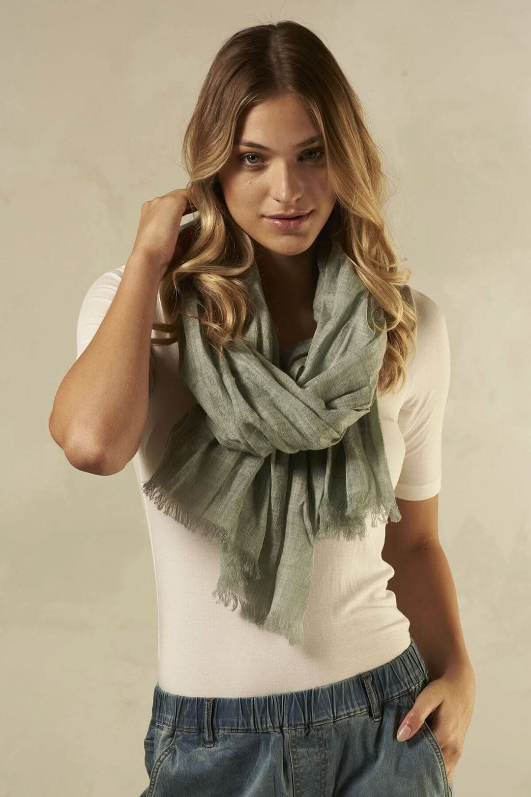 Foulard en laine gris, parfait pour les saisons froides, ajoutant élégance et chaleur à votre garde-robe.
