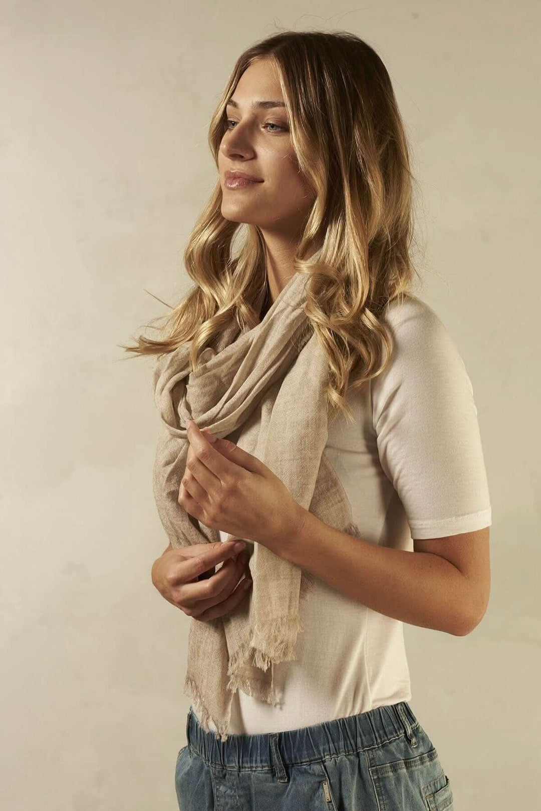 Foulard en laine léger drapé autour du cou, parfait pour les saisons froides et s'associant avec toutes les tenues.