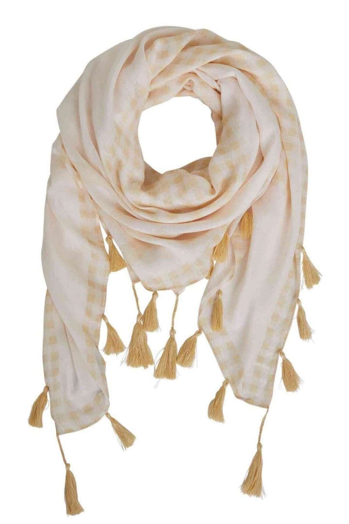 Foulard ondulé en rose clair avec pompons dorés, accessoire élégant pour journées fraîches.