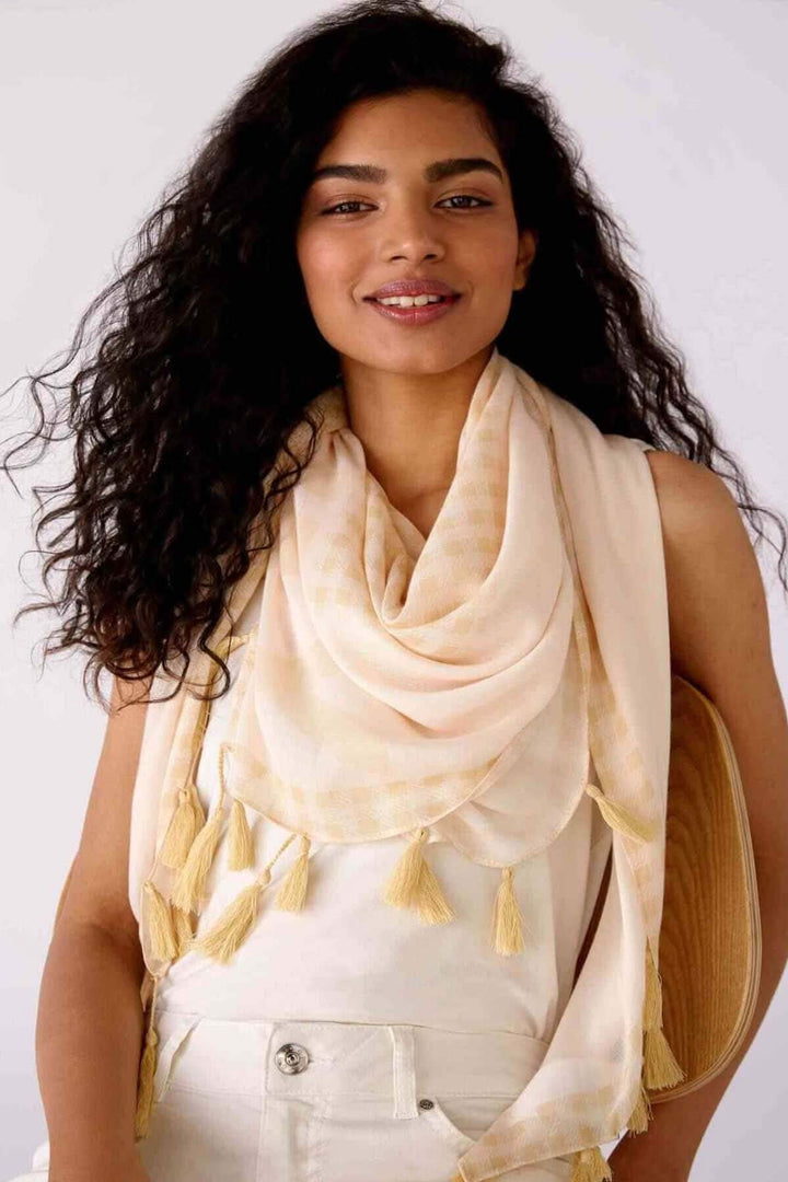 Foulard oui jaune et blanc avec pompons, accessoire léger pour les journées fraîches, en viscose douce.