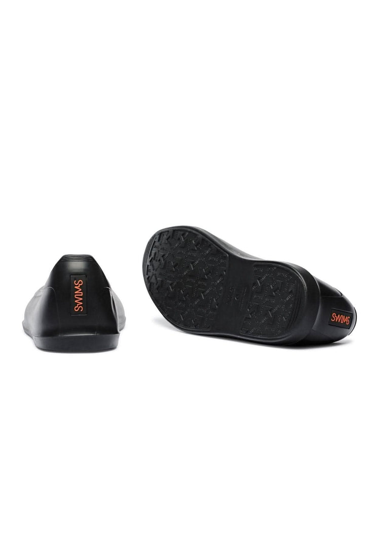 Galoche noire SWIMS vue arrière, design moderne et utilitaire, idéale par temps humide.