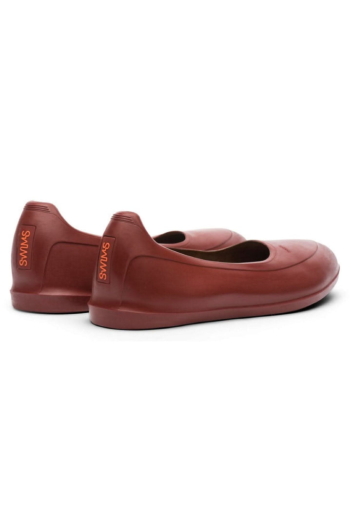 Galoche rouge SWIMS, élégante et imperméable, parfaite pour tous les temps, alliant style et fonctionnalité.