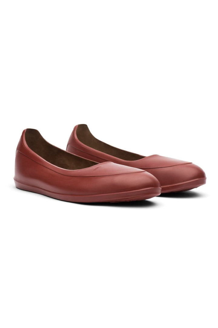 Galoches rouges SWIMS, élégantes et polyvalentes pour affronter la pluie et le froid tout en restant chic.
