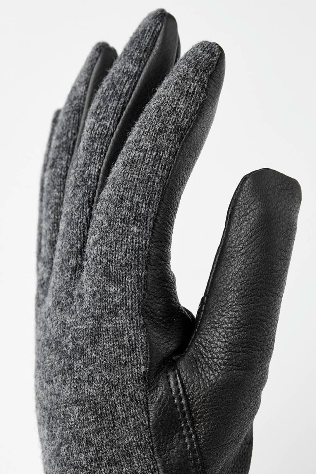 Gant en daim et tricot en laine avec doublure chaude, main visible, style élégant et isolant.