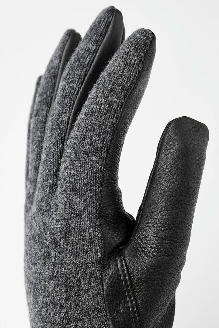 Gant en daim et tricot en laine avec doublure chaude, main visible, style élégant et isolant.