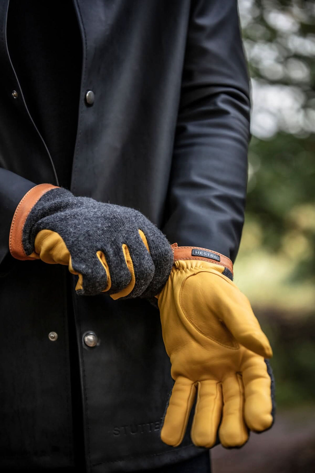 Gants en daim et tricot de laine, offrant confort et chaleur, avec cuir de chèvre sur la manchette.