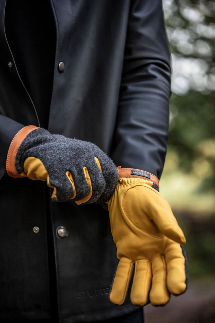 Gants en daim et tricot de laine, offrant confort et chaleur, avec cuir de chèvre sur la manchette.