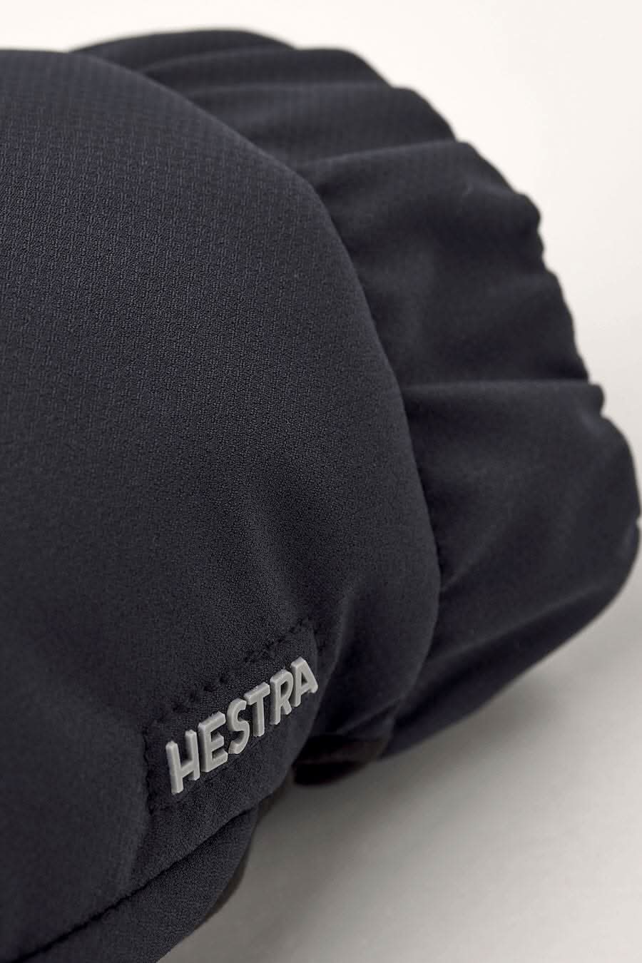 Gant d'hiver Hestra noir avec tissu coupe-vent et logo sur le poignet.