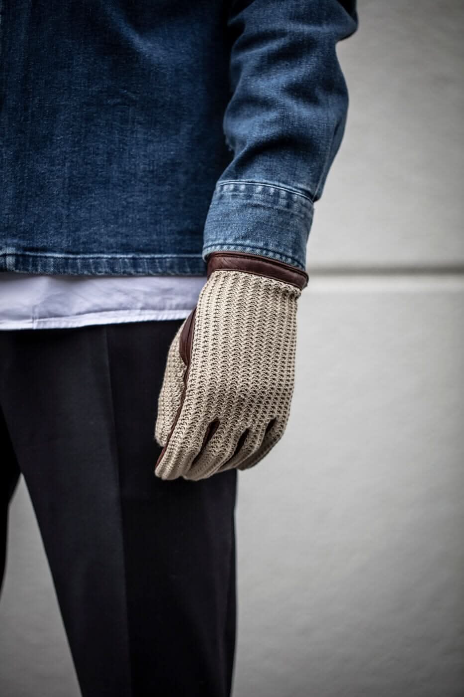Gant texturé en cuir Adam avec dos en crochet, porté par un homme en tenue décontractée