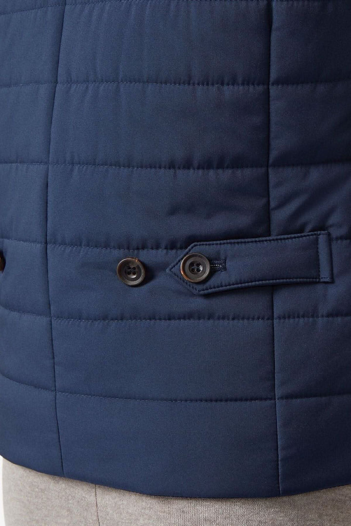 Gilet déperlant rembourré bleu foncé avec boutons, idéal pour un style urbain et sportif.