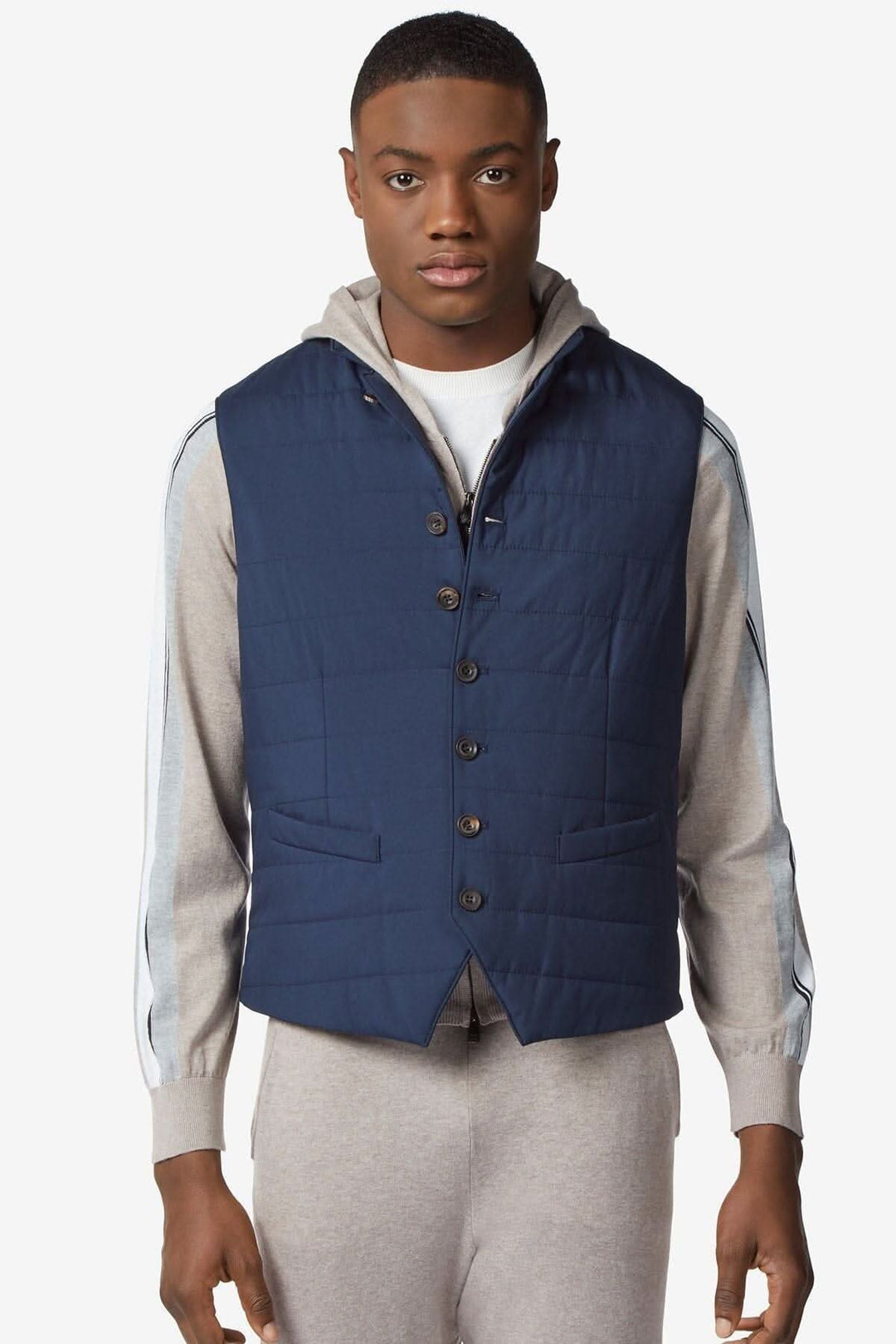 Gilet déperlant rembourré bleu foncé pour homme, élégant et technique, parfait pour un look printanier.