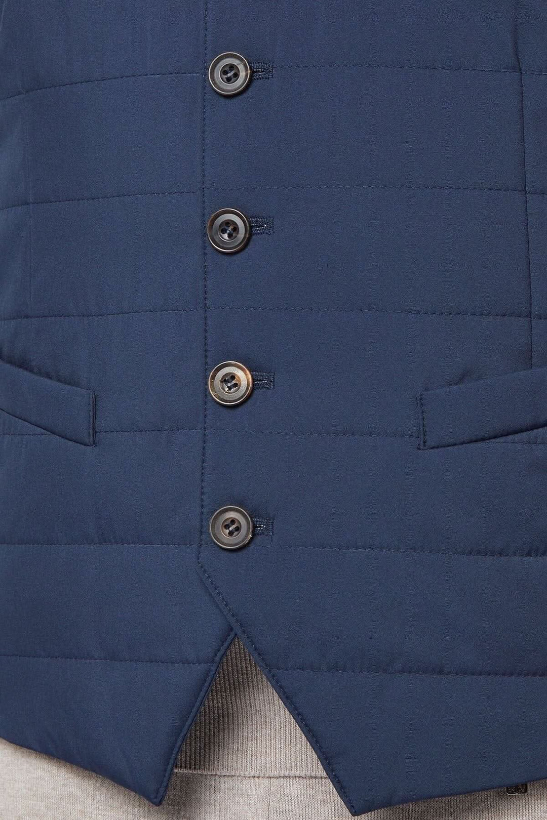 Gilet déperlant rembourré bleu foncé pour homme avec fermeture boutonnée et poches.