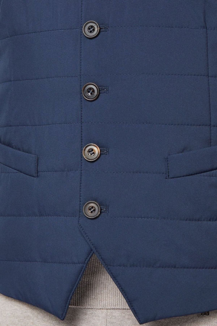 Gilet déperlant rembourré bleu foncé pour homme avec fermeture boutonnée et poches.