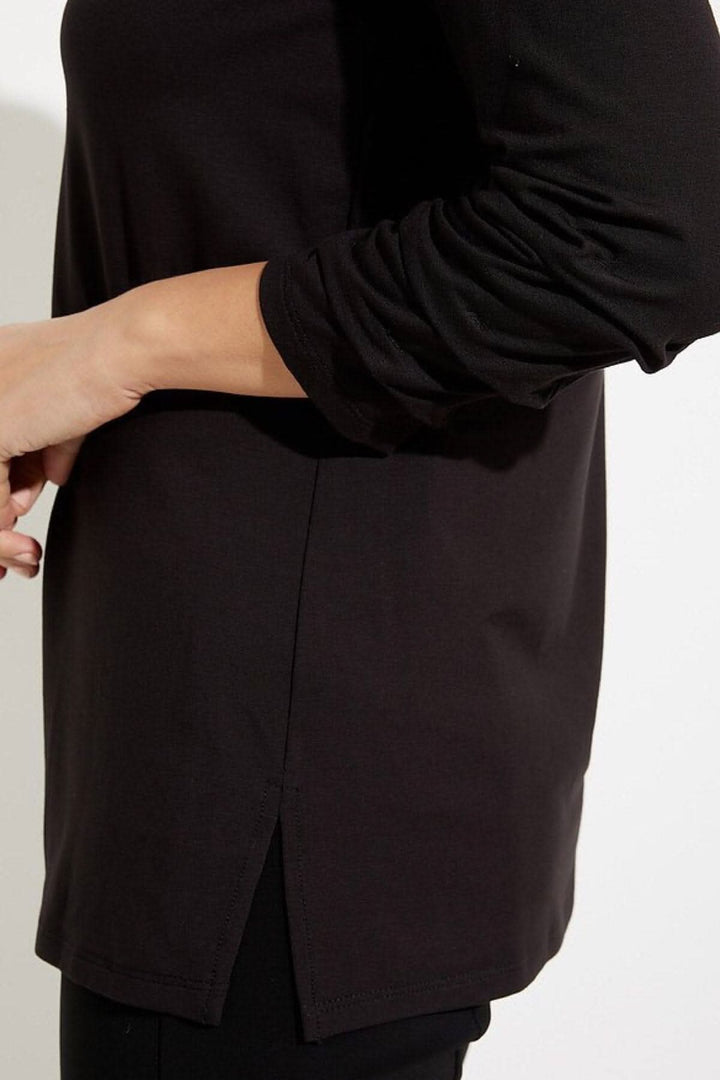 Haut noir aux manches plissées avec couture détaillée, style élégant et polyvalent.