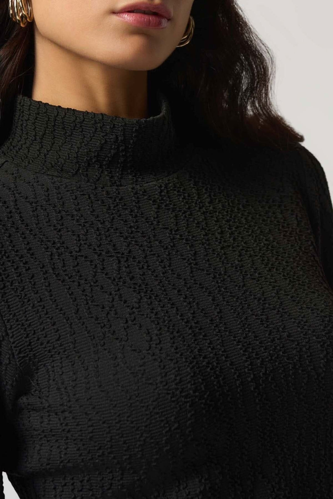 Haut texturé col montant noir, chic et enveloppant, parfait pour les journées fraîches.