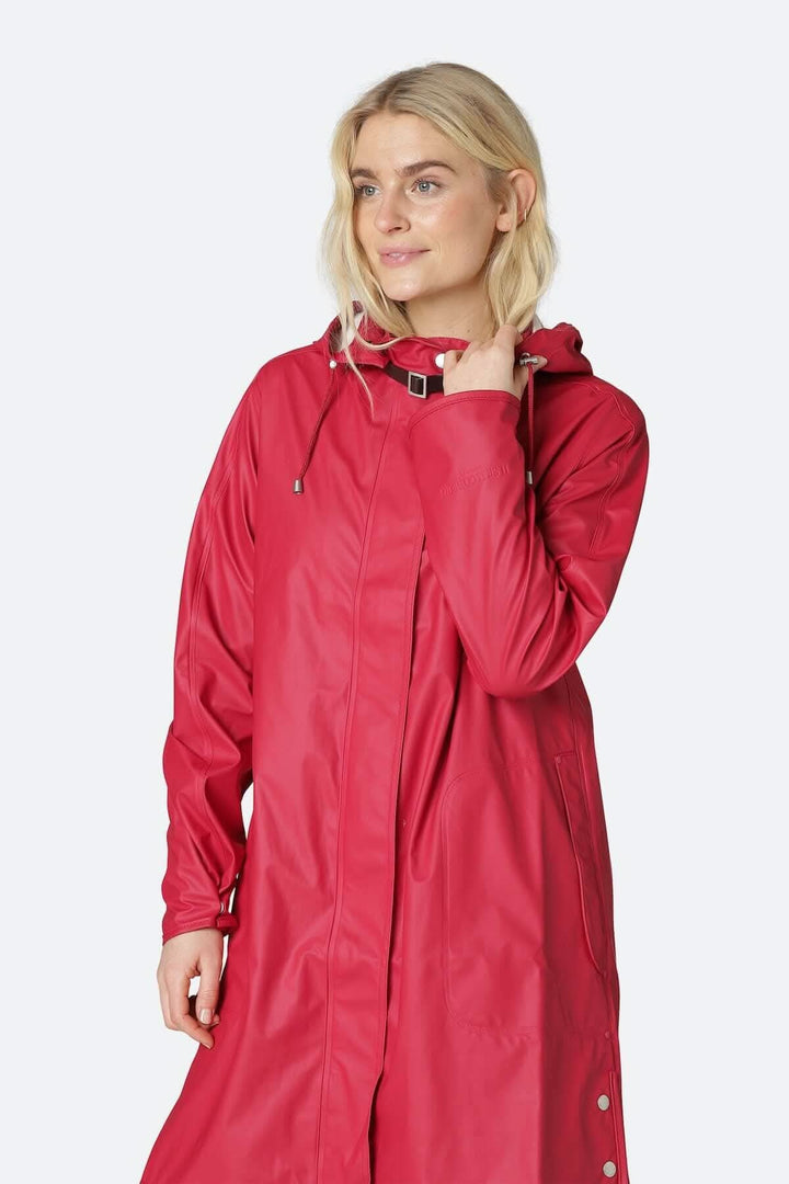 Imperméable rouge avec capuche détachable et poches latérales, adapté aux intempéries.