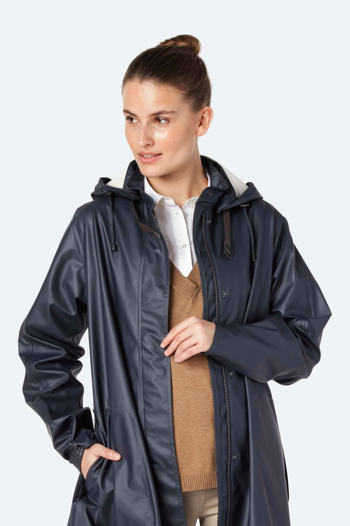 Imperméable féminin léger avec capuche détachable et poches, parfait pour la mode et la pluie.