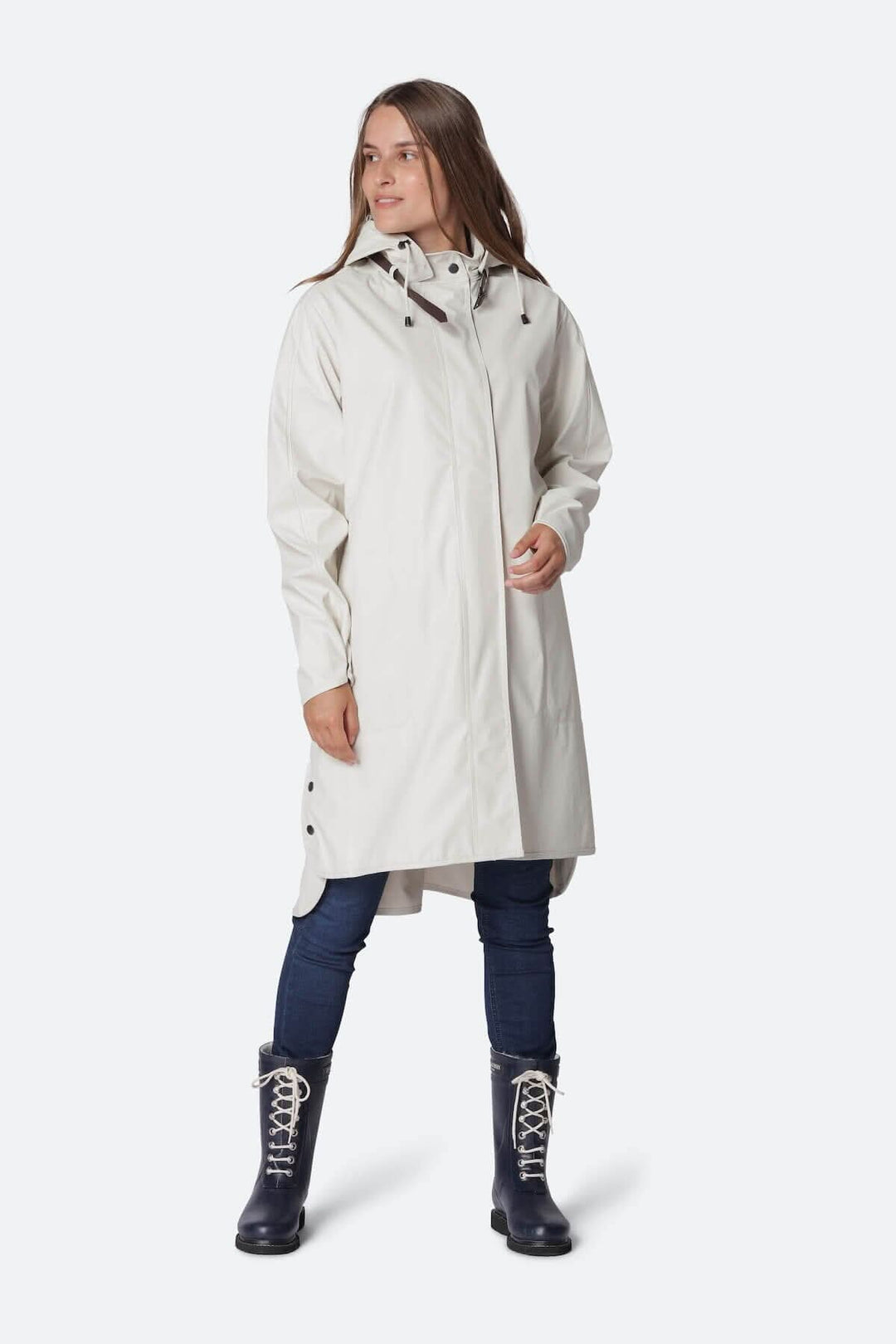 Imperméable féminin léger avec capuche détachable, poches latérales et style élégant, idéal pour les intempéries.